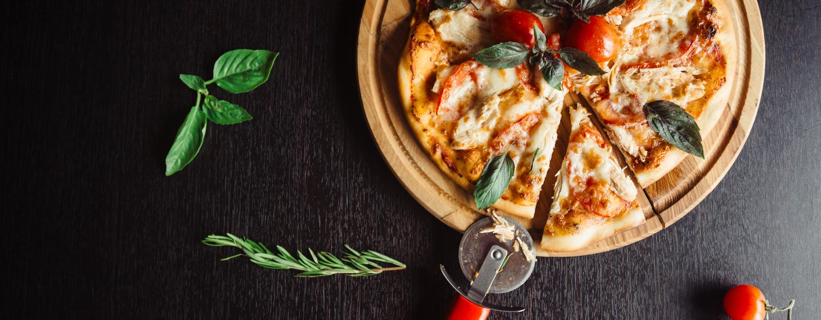Terveellinen pizza kevyellä pizzapohjalla Terveellinen pizza kevyellä pizzapohjalla